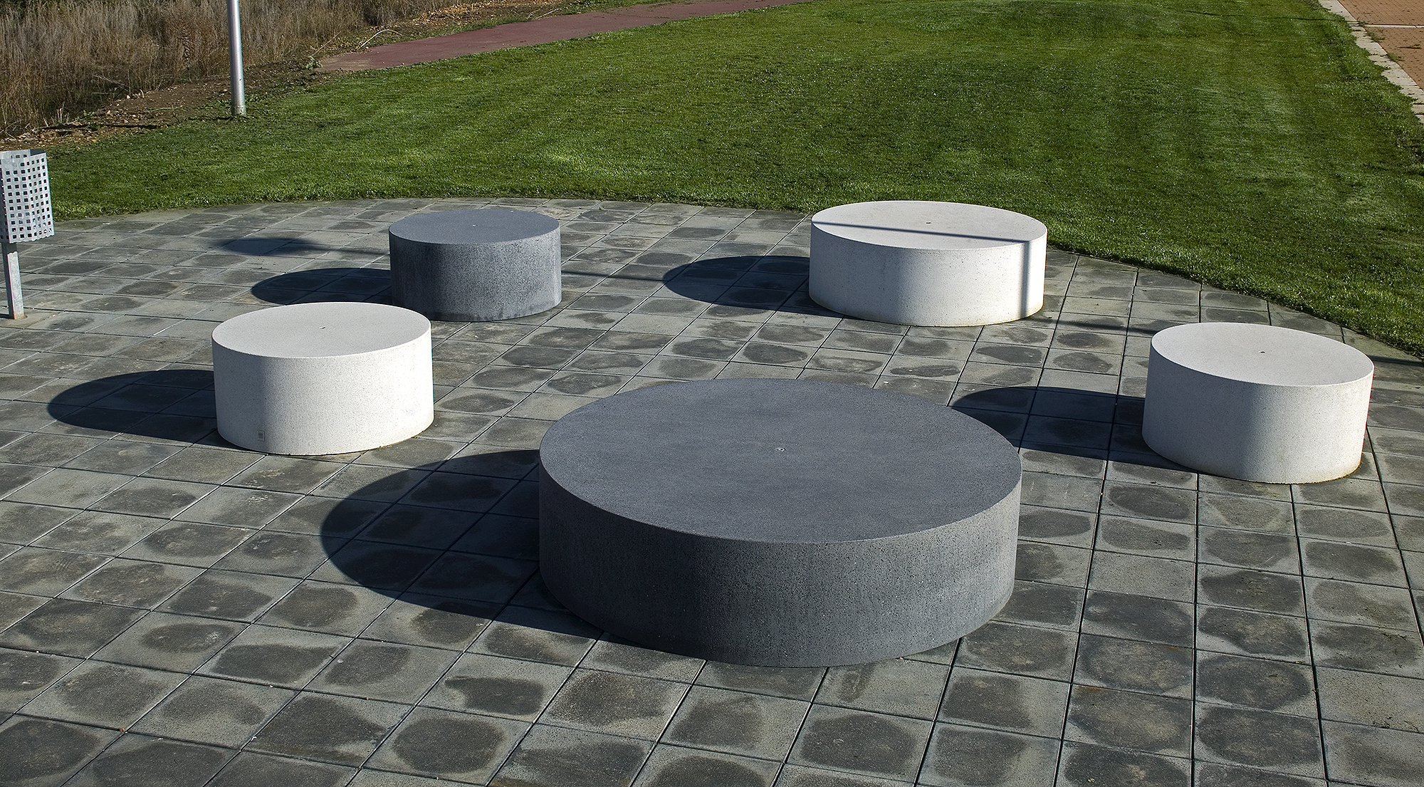 Бетонный круг. Круглые скамейки бетонные. Скамья бетонная уличная. Скамья бетонная круглая. Бетонные малые архитектурные формы.